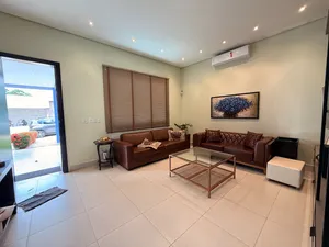 Casa térrea de 3 suítes com piscina em condomínio fechado — miniatura 3