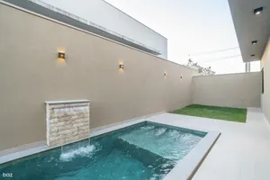 Casa térrea de 3 suítes com piscina e cascata em condomínio fechado — miniatura 2