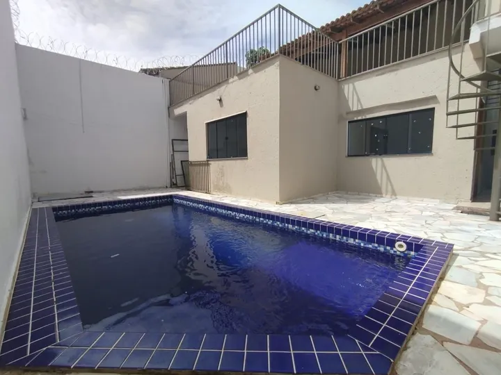 Sobrado de alto padrão com piscina no Vigilato Pereira