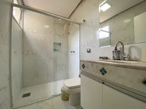 Casa térrea com mezanino, piscina aquecida e 4 suítes em condomínio de alto padrão — miniatura 21