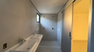 Casa térrea de 4 suítes com piscina aquecida em condomínio fechado — miniatura 22