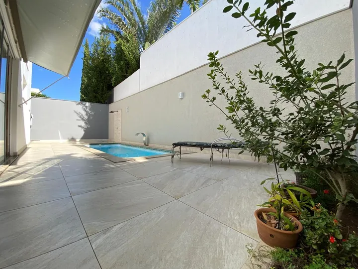 Sobrado de 4 suítes com piscina aquecida e home cinema em condomínio de alto padrão