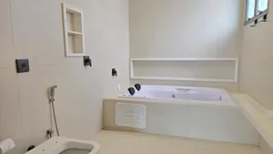Casa de 3 suítes com piscina aquecida e elevador em condomínio fechado — miniatura 24