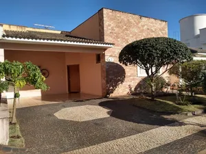 Casa térrea de 3 suítes com piscina e espaço gourmet em condomínio fechado — miniatura 25