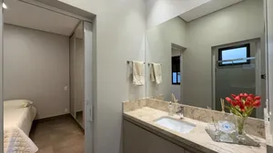 Casa de esquina com piscina aquecida e energia fotovoltaica em condomínio de alto padrão — miniatura 29