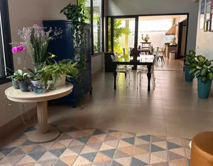 Casa de 3 suítes com piscina e espaço gourmet em condomínio fechado — miniatura 3