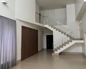Sobrado de 4 suítes com home cinema e spa privativo em condomínio de alto padrão — miniatura 3