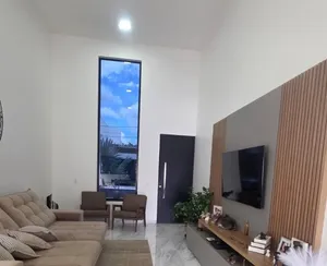 Casa térrea com fachada imponente em condomínio fechado — miniatura 3