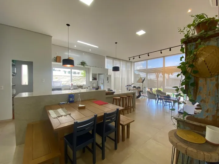 Casa térrea com home office e cozinha gourmet em condomínio de alto padrão