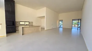 Casa térrea de 4 suítes com piscina aquecida em condomínio fechado — miniatura 3