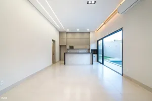 Casa térrea de 3 suítes com piscina e cascata em condomínio fechado — miniatura 3