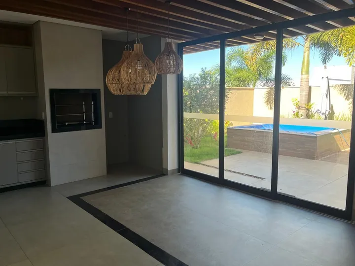 Casa térrea com SPA privativo e varanda gourmet em condomínio fechado