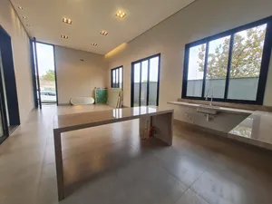 Casa de 3 suítes com varanda gourmet e piscina em condomínio fechado — miniatura 3