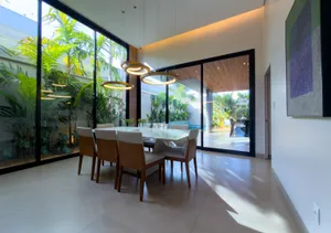 Casa térrea contemporânea com piscina em condomínio fechado — miniatura 3