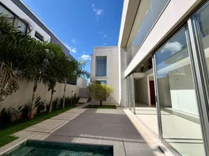 Casa de arquitetura contemporânea com piscina e spa em condomínio fechado — miniatura 4