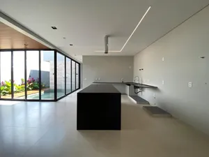 Casa automatizada de 3 suítes com piscina aquecida em condomínio fechado — miniatura 3