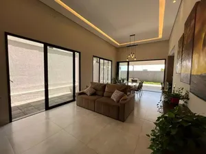 Casa térrea de 3 suítes com espaço gourmet em condomínio fechado — miniatura 3