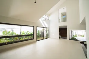 Sobrado de alto padrão com piscina aquecida e home cinema — miniatura 3