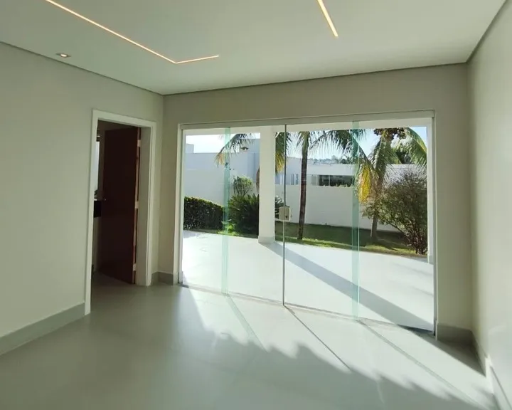 Casa nova de 4 quartos com jardim amplo em condomínio fechado