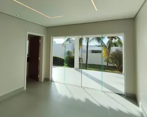 Casa nova de 4 quartos com jardim amplo em condomínio fechado — miniatura 1