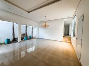 Casa térrea com piscina e lazer completo em condomínio fechado — miniatura 3