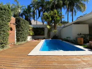 Sobrado de 3 suítes com piscina aquecida e área gourmet em condomínio de alto padrão — miniatura 1