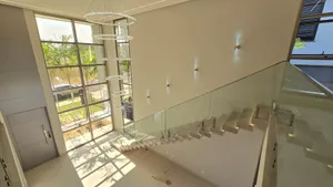 Casa de 3 suítes com piscina aquecida e elevador em condomínio fechado — miniatura 4