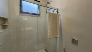 Casa de esquina com piscina aquecida e energia fotovoltaica em condomínio de alto padrão — miniatura 30