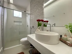 Sobrado de 4 suítes com piscina aquecida e home cinema em condomínio de alto padrão — miniatura 30