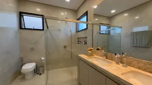 Casa de esquina com piscina aquecida e energia fotovoltaica em condomínio de alto padrão — miniatura 31