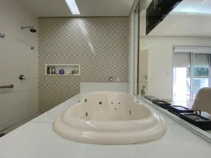 Sobrado de 4 suítes com piscina aquecida e home cinema em condomínio de alto padrão — miniatura 31