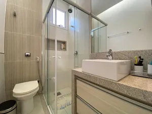 Sobrado de 4 suítes com piscina aquecida e home cinema em condomínio de alto padrão — miniatura 32