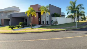 Casa de esquina com piscina aquecida e energia fotovoltaica em condomínio de alto padrão — miniatura 33
