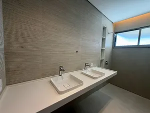 Casa de arquitetura contemporânea com piscina e spa em condomínio fechado — miniatura 38