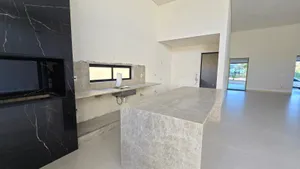 Casa térrea de 4 suítes com piscina aquecida em condomínio fechado — miniatura 4