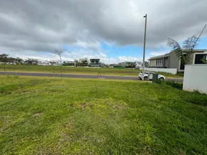 Lote em condomínio de alto padrão, próximo à portaria e à área de lazer — miniatura 4