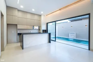 Casa térrea de 3 suítes com piscina e cascata em condomínio fechado — miniatura 4