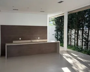 Sobrado de 4 suítes com home cinema e spa privativo em condomínio de alto padrão — miniatura 4