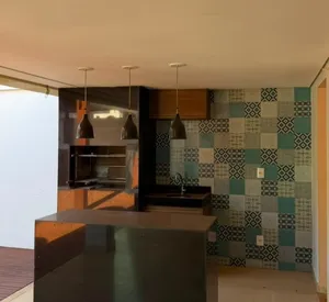 Sobrado de alto padrão com 3 suítes em condomínio fechado — miniatura 1