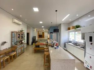 Casa térrea com home office e cozinha gourmet em condomínio de alto padrão — miniatura 4