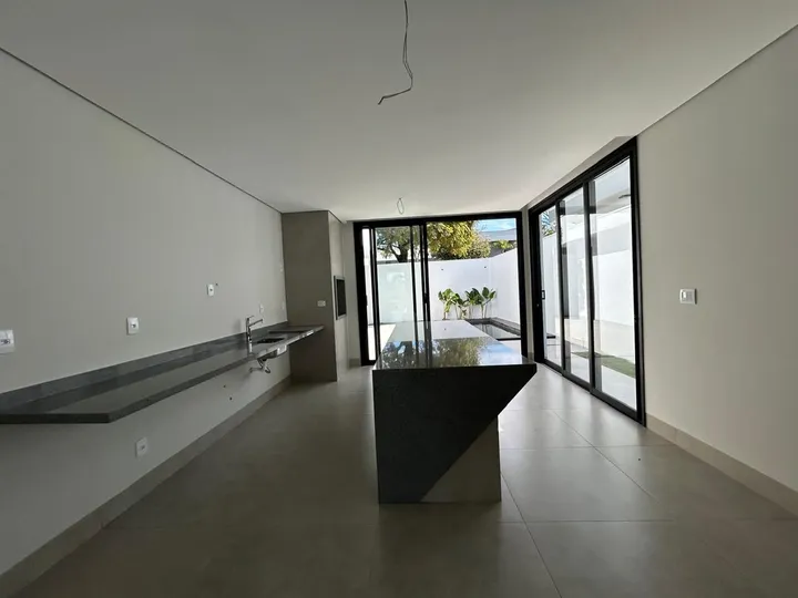 Casa de 3 suítes com planta moderna em condomínio fechado