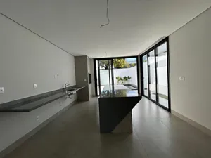 Casa de 3 suítes com planta moderna em condomínio fechado — miniatura 1