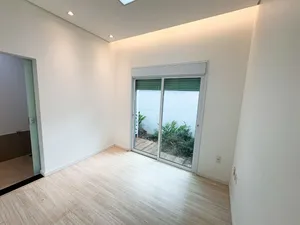 Casa térrea com piscina e lazer completo em condomínio fechado — miniatura 4