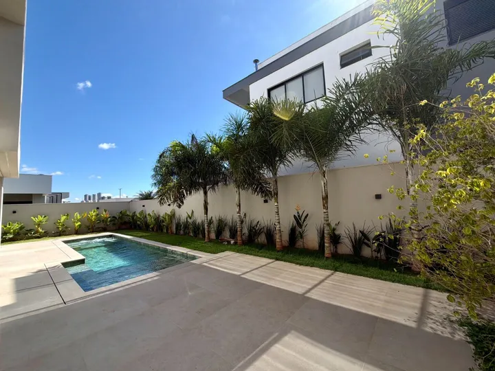 Casa de arquitetura contemporânea com piscina e spa em condomínio fechado