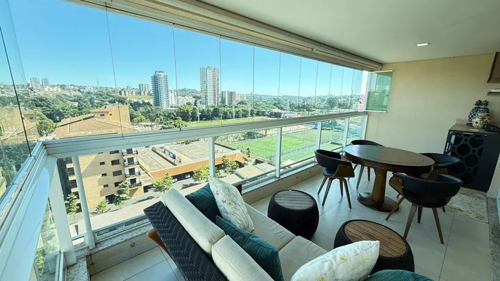 Apartamento de alto padrão em frente ao Praia Clube