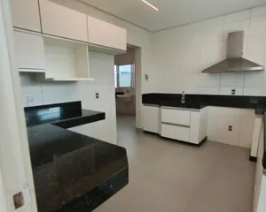 Casa nova de 4 quartos com jardim amplo em condomínio fechado — miniatura 4