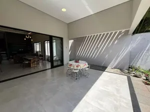 Casa térrea de 3 suítes com espaço gourmet em condomínio fechado — miniatura 4