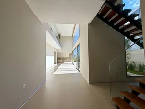 Casa de arquitetura contemporânea com piscina e spa em condomínio fechado — miniatura 42