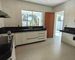 Casa nova de 4 quartos com jardim amplo em condomínio fechado — miniatura 5