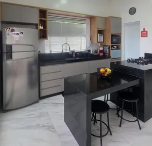Casa térrea com fachada imponente em condomínio fechado — miniatura 5